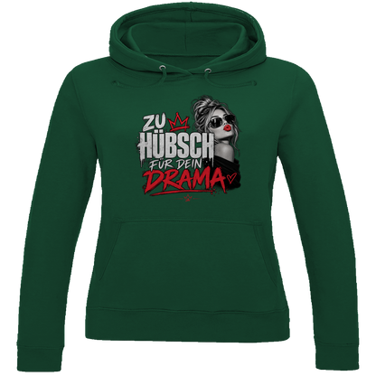 JA Zu hübsch für dein Drama – Damen-Hoodie in Flaschengrün, Vorderansicht, Frontdruck: Frau mit Sonnenbrille und rotem Kussmund: „Zu hübsch für dein Drama“