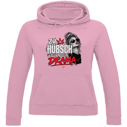 JA Zu hübsch für dein Drama – Damen-Hoodie in Babyrosa, Vorderansicht, Frontdruck: Frau mit Sonnenbrille und rotem Kussmund: „Zu hübsch für dein Drama“