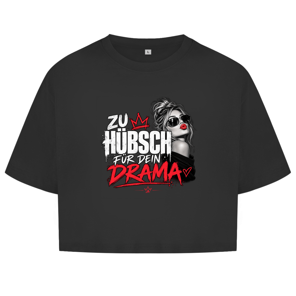 JA Zu hübsch für dein Drama – Damen-Crop-Top in Schwarz, Vorderansicht, Frontdruck: Frau mit Sonnenbrille und rotem Kussmund: „Zu hübsch für dein Drama“