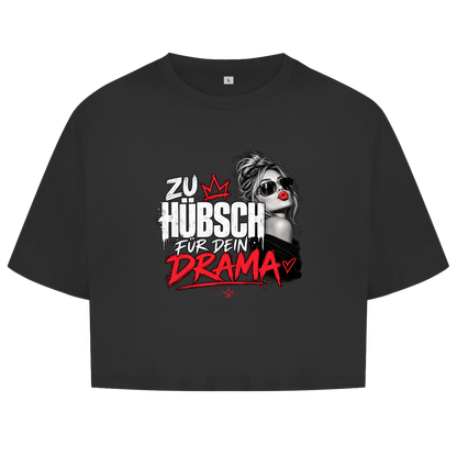 JA Zu hübsch für dein Drama – Damen-Crop-Top in Schwarz, Vorderansicht, Frontdruck: Frau mit Sonnenbrille und rotem Kussmund: „Zu hübsch für dein Drama“