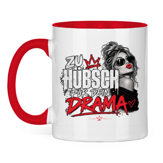 JA Zu hübsch für dein Drama – Tasse in Rot, Vorderansicht, Aufdruck: Frau mit Sonnenbrille und rotem Kussmund: „Zu hübsch für dein Drama“