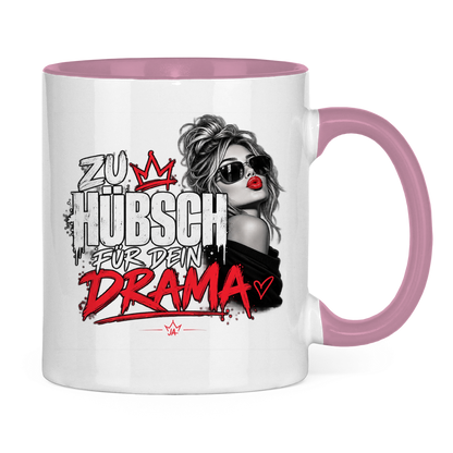 JA Zu hübsch für dein Drama – Tasse in Pink, Rückansicht, ebenfalls bedruckt