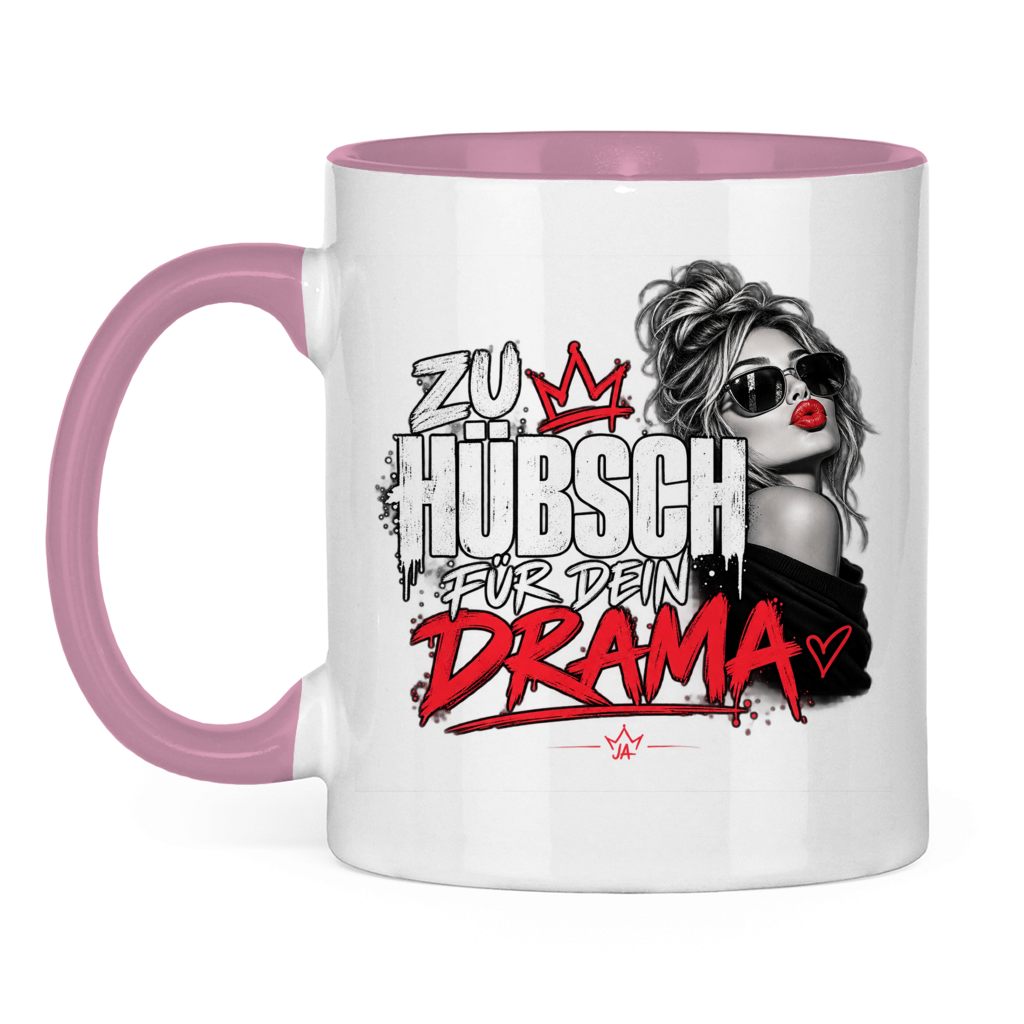 JA Zu hübsch für dein Drama – Tasse in Pink, Vorderansicht, Aufdruck: Frau mit Sonnenbrille und rotem Kussmund: „Zu hübsch für dein Drama“
