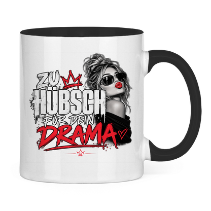 JA Zu hübsch für dein Drama – Tasse in Schwarz, Rückansicht, ebenfalls bedruckt