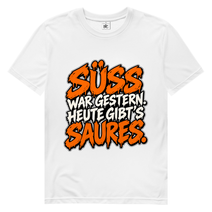 JA Saures – Herren-Bio-T-Shirt in Weiß, Vorderansicht, Frontdruck: Süß war gestern, heute gibt’s Saures: freches Halloween-Statement in Orange
