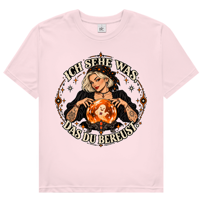 JA Orakel – Damen-T-Shirt in Orchideenrosa, Vorderansicht, Frontdruck: Wahrsagerin mit Kristallkugel und Spruch „Ich sehe was, das du bereust“