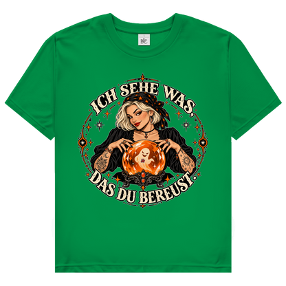JA Orakel – Damen-T-Shirt in Kellygrün, Vorderansicht, Frontdruck: Wahrsagerin mit Kristallkugel und Spruch „Ich sehe was, das du bereust“