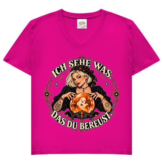 JA Orakel – Damen-V-Neck-Shirt in Fuchsia, Vorderansicht, Frontdruck: Wahrsagerin mit Kristallkugel und Spruch „Ich sehe was, das du bereust“