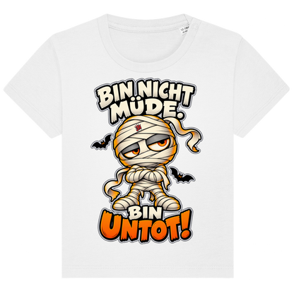 JA Untotfrech – Baby-T-Shirt in Weiß, Vorderansicht, Frontdruck: Niedliche Mumie: „Bin nicht müde. Bin untot!“ – Halloween für kleine Nachteulen