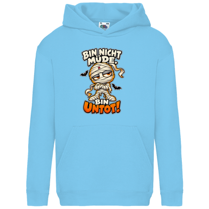 JA Untotfrech – Kinder-Hoodie in Himmelblau, Vorderansicht, Frontdruck: Niedliche Mumie: „Bin nicht müde. Bin untot!“ – Halloween für kleine Nachteulen