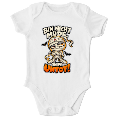 JA Untotfrech – Baby-Body in Weiß, Vorderansicht, Frontdruck: Niedliche Mumie: „Bin nicht müde. Bin untot!“ – Halloween für kleine Nachteulen