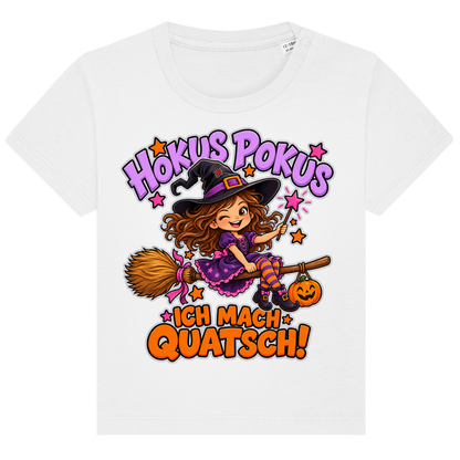 JA Quatschhexe – Baby-T-Shirt in Weiß, Vorderansicht, Frontdruck: Kleine Hexe auf dem Besen: „Hokus Pokus – ich mach Quatsch!“