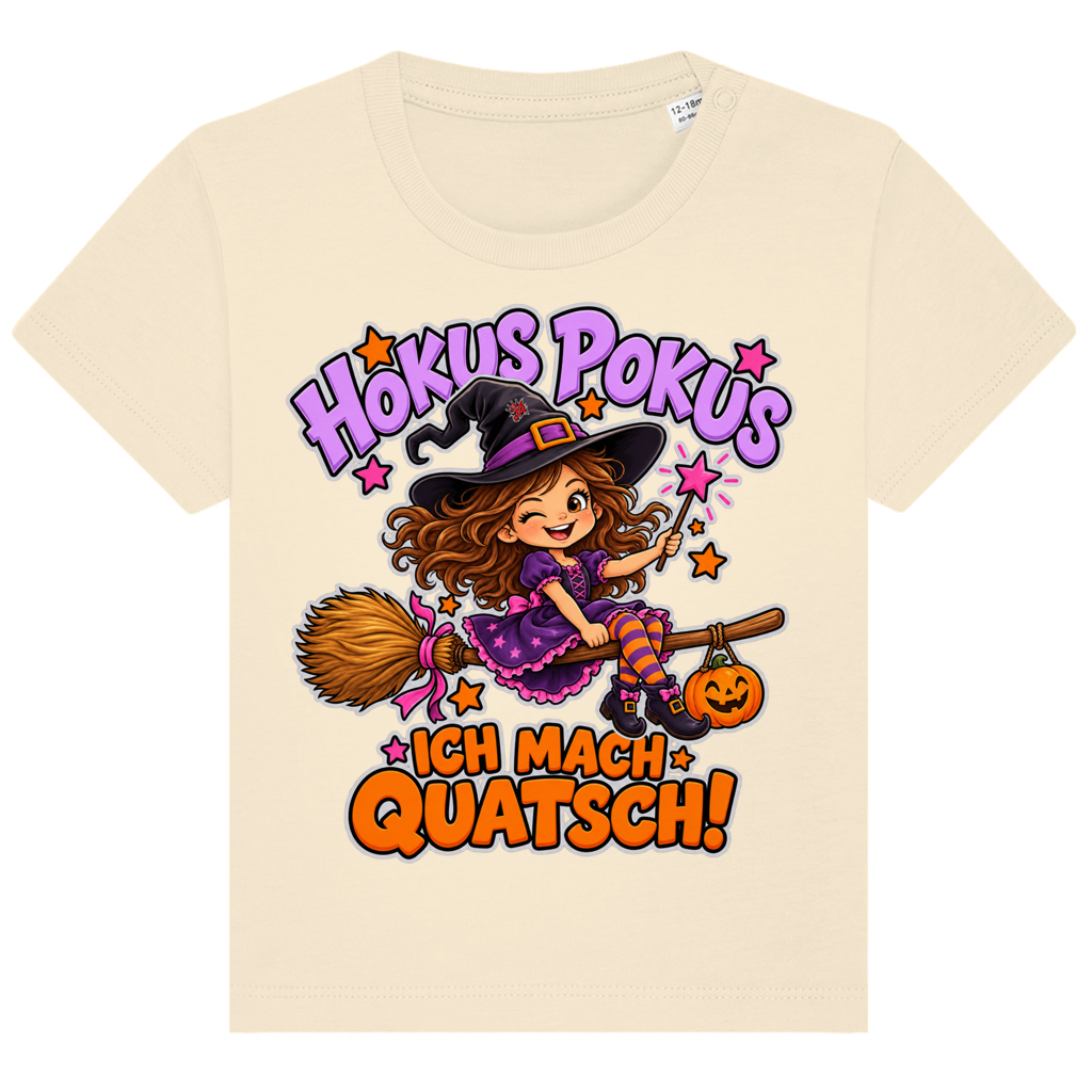 JA Quatschhexe – Baby-T-Shirt in Natur, Vorderansicht, Frontdruck: Kleine Hexe auf dem Besen: „Hokus Pokus – ich mach Quatsch!“