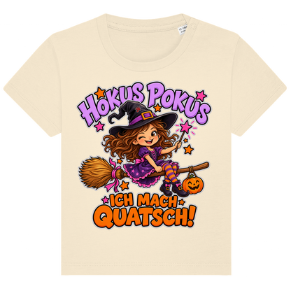 JA Quatschhexe – Baby-T-Shirt in Natur, Vorderansicht, Frontdruck: Kleine Hexe auf dem Besen: „Hokus Pokus – ich mach Quatsch!“