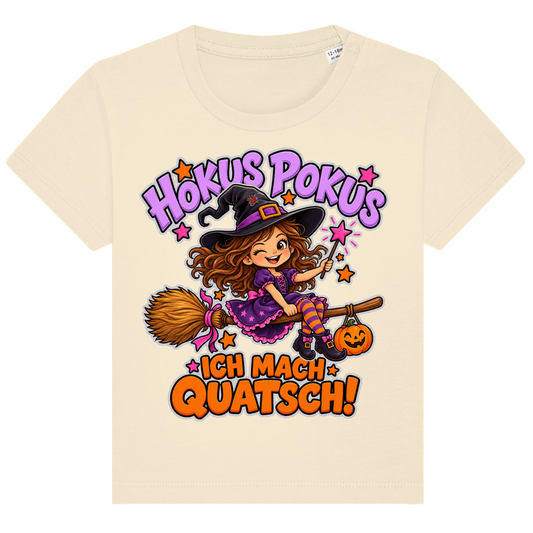 JA Quatschhexe – Baby-T-Shirt in Natur, Vorderansicht, Frontdruck: Kleine Hexe auf dem Besen: „Hokus Pokus – ich mach Quatsch!“