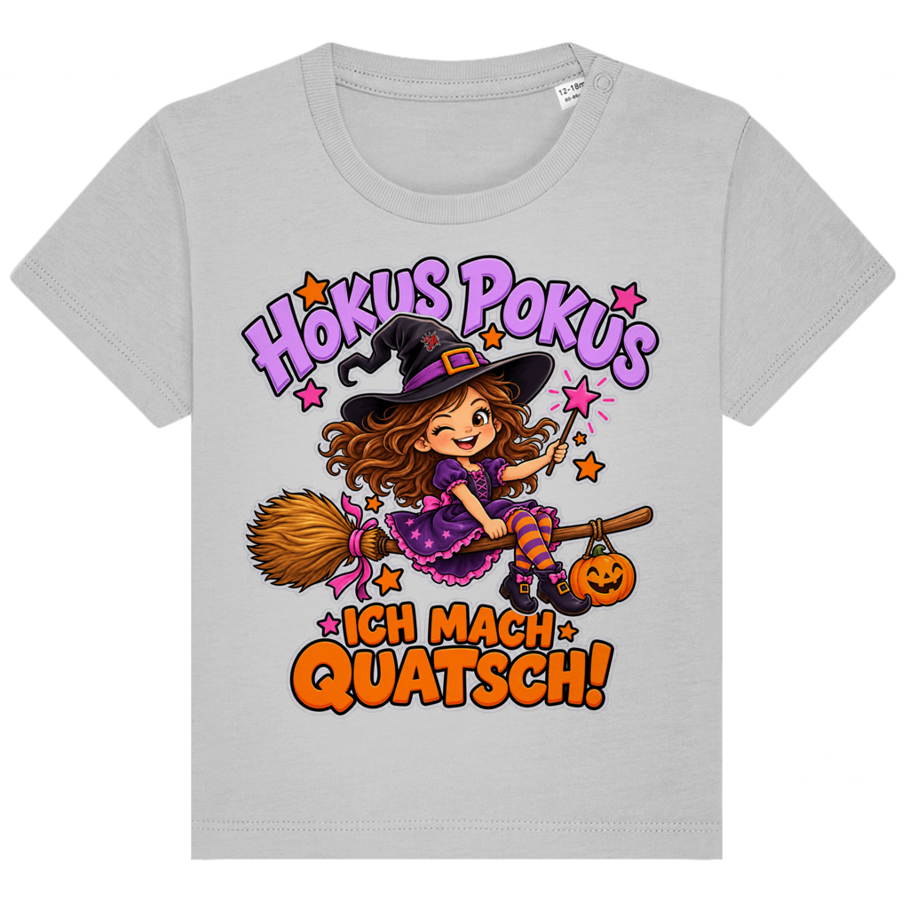 JA Quatschhexe – Baby-T-Shirt in Grau meliert, Vorderansicht, Frontdruck: Kleine Hexe auf dem Besen: „Hokus Pokus – ich mach Quatsch!“