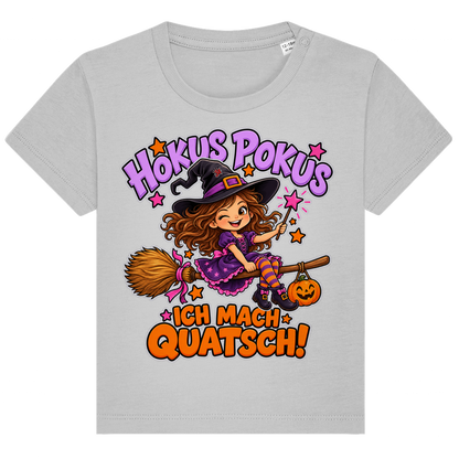 JA Quatschhexe – Baby-T-Shirt in Grau meliert, Vorderansicht, Frontdruck: Kleine Hexe auf dem Besen: „Hokus Pokus – ich mach Quatsch!“