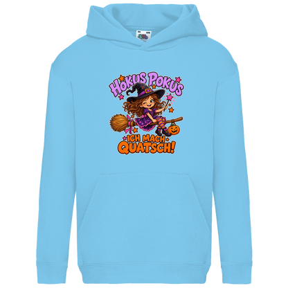 JA Quatschhexe – Kinder-Hoodie in Himmelblau, Vorderansicht, Frontdruck: Kleine Hexe auf dem Besen: „Hokus Pokus – ich mach Quatsch!“