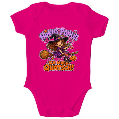 JA Quatschhexe – Baby-Body in Fuchsia, Vorderansicht, Frontdruck: Kleine Hexe auf dem Besen: „Hokus Pokus – ich mach Quatsch!“