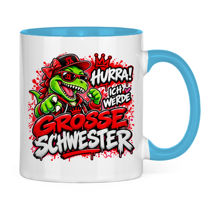 JA Große Schwester Dino – Tasse in Hellblau, Rückansicht, ebenfalls bedruckt