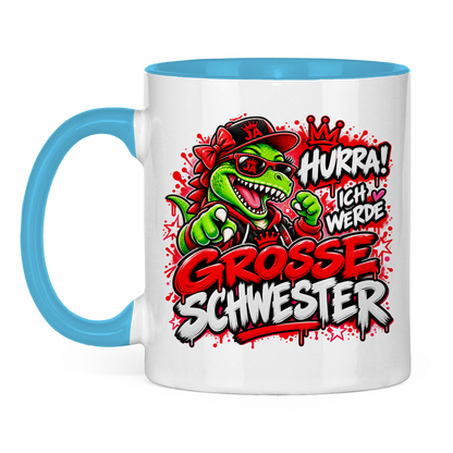 JA Große Schwester Dino – Tasse in Hellblau, Vorderansicht, Aufdruck: Dino-Motiv „Hurra! Ich werde große Schwester“ – Geschenk zur Geschwister-Ankündigung