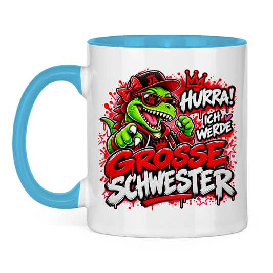 JA Große Schwester Dino – Tasse in Hellblau, Vorderansicht, Aufdruck: Dino-Motiv „Hurra! Ich werde große Schwester“ – Geschenk zur Geschwister-Ankündigung