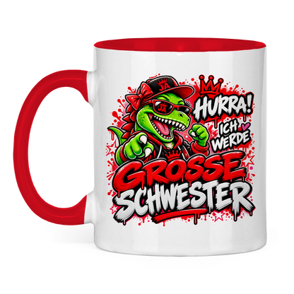 JA Große Schwester Dino – Tasse in Rot, Vorderansicht, Aufdruck: Dino-Motiv „Hurra! Ich werde große Schwester“ – Geschenk zur Geschwister-Ankündigung
