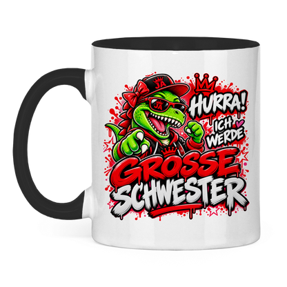 JA Große Schwester Dino – Tasse in Schwarz, Vorderansicht, Aufdruck: Dino-Motiv „Hurra! Ich werde große Schwester“ – Geschenk zur Geschwister-Ankündigung