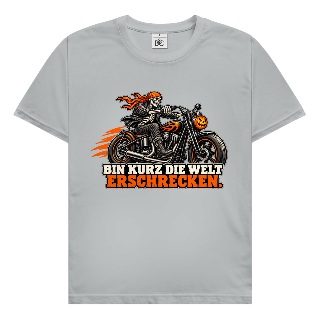 JA Spukbiker – Herren-T-Shirt in Pazifikgrau, Vorderansicht, Frontdruck: Skelett auf dem Motorrad mit Spruch „Bin kurz die Welt erschrecken“