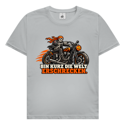 JA Spukbiker – Herren-T-Shirt in Pazifikgrau, Vorderansicht, Frontdruck: Skelett auf dem Motorrad mit Spruch „Bin kurz die Welt erschrecken“