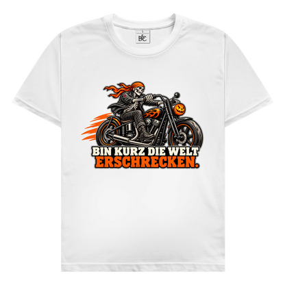 JA Spukbiker – Herren-T-Shirt in Weiß, Vorderansicht, Frontdruck: Skelett auf dem Motorrad mit Spruch „Bin kurz die Welt erschrecken“