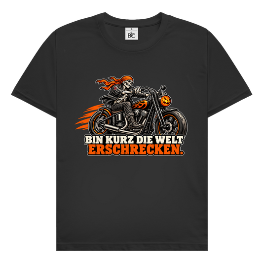 JA Spukbiker – Herren-T-Shirt in Schwarz, Vorderansicht, Frontdruck: Skelett auf dem Motorrad mit Spruch „Bin kurz die Welt erschrecken“