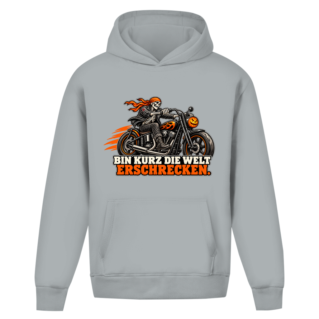 JA Spukbiker – Oversize-Hoodie in Hellgrau, Vorderansicht, Frontdruck: Skelett auf dem Motorrad mit Spruch „Bin kurz die Welt erschrecken“