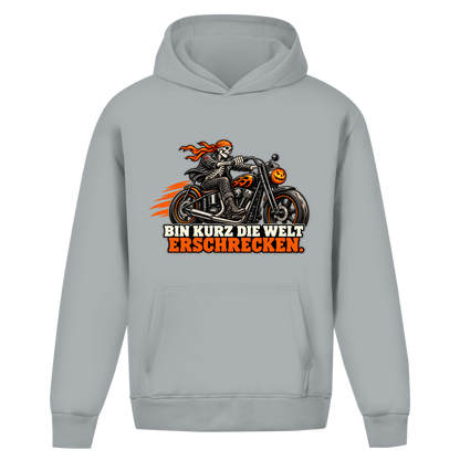 JA Spukbiker – Oversize-Hoodie in Hellgrau, Vorderansicht, Frontdruck: Skelett auf dem Motorrad mit Spruch „Bin kurz die Welt erschrecken“