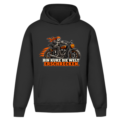 JA Spukbiker – Oversize-Hoodie in Schwarz, Vorderansicht, Frontdruck: Skelett auf dem Motorrad mit Spruch „Bin kurz die Welt erschrecken“