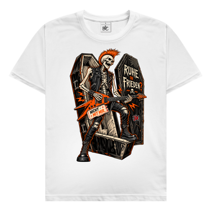 JA Totenrocker – Herren-T-Shirt in Weiß, Vorderansicht, Frontdruck: Punk-Skelett mit E-Gitarre am Sarg: „Ruhe in Frieden? Nicht mit mir.“