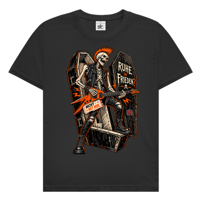 JA Totenrocker – Herren-T-Shirt in Schwarz, Vorderansicht, Frontdruck: Punk-Skelett mit E-Gitarre am Sarg: „Ruhe in Frieden? Nicht mit mir.“
