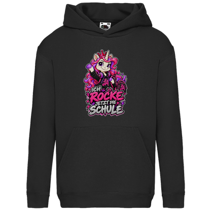 JA Schulstart Einhorn – Kinder-Hoodie in Schwarz, Vorderansicht, Frontdruck: Einhorn mit Schulsachen: „Ich rocke jetzt die Schule“ – Geschenk zur Einschulung