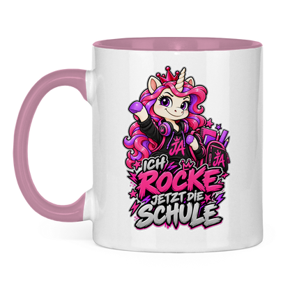 JA Schulstart Einhorn – Tasse in Pink, Vorderansicht, Aufdruck: Einhorn mit Schulsachen: „Ich rocke jetzt die Schule“ – Geschenk zur Einschulung