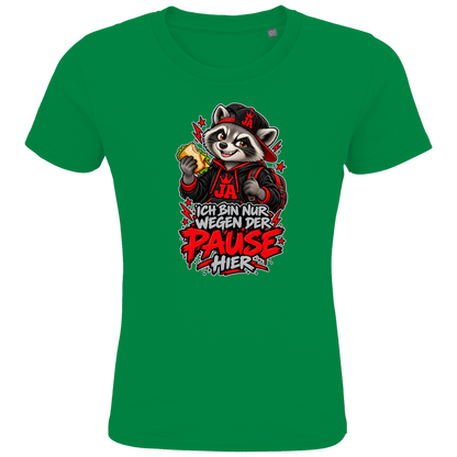 JA Pausen-Waschbär Rot – Kinder-T-Shirt in Kellygrün, Vorderansicht, Frontdruck: Waschbär mit Pausenbrot in Rot: „Ich bin nur wegen der Pause hier“