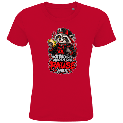 JA Pausen-Waschbär Rot – Kinder-T-Shirt in Rot, Vorderansicht, Frontdruck: Waschbär mit Pausenbrot in Rot: „Ich bin nur wegen der Pause hier“