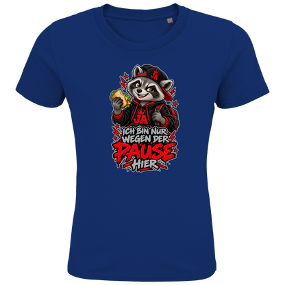 JA Pausen-Waschbär Rot – Kinder-T-Shirt in Royalblau, Vorderansicht, Frontdruck: Waschbär mit Pausenbrot in Rot: „Ich bin nur wegen der Pause hier“