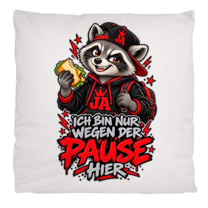 JA Pausen-Waschbär Rot – Flauschkissen in Cremeweiß, Aufdruck: Waschbär mit Pausenbrot in Rot: „Ich bin nur wegen der Pause hier“