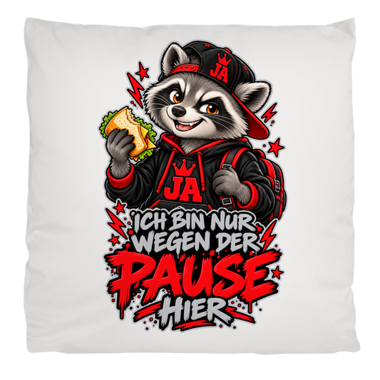 JA Pausen-Waschbär Rot – Flauschkissen in Cremeweiß, Aufdruck: Waschbär mit Pausenbrot in Rot: „Ich bin nur wegen der Pause hier“