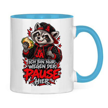 JA Pausen-Waschbär Rot – Tasse in Hellblau, Rückansicht, ebenfalls bedruckt