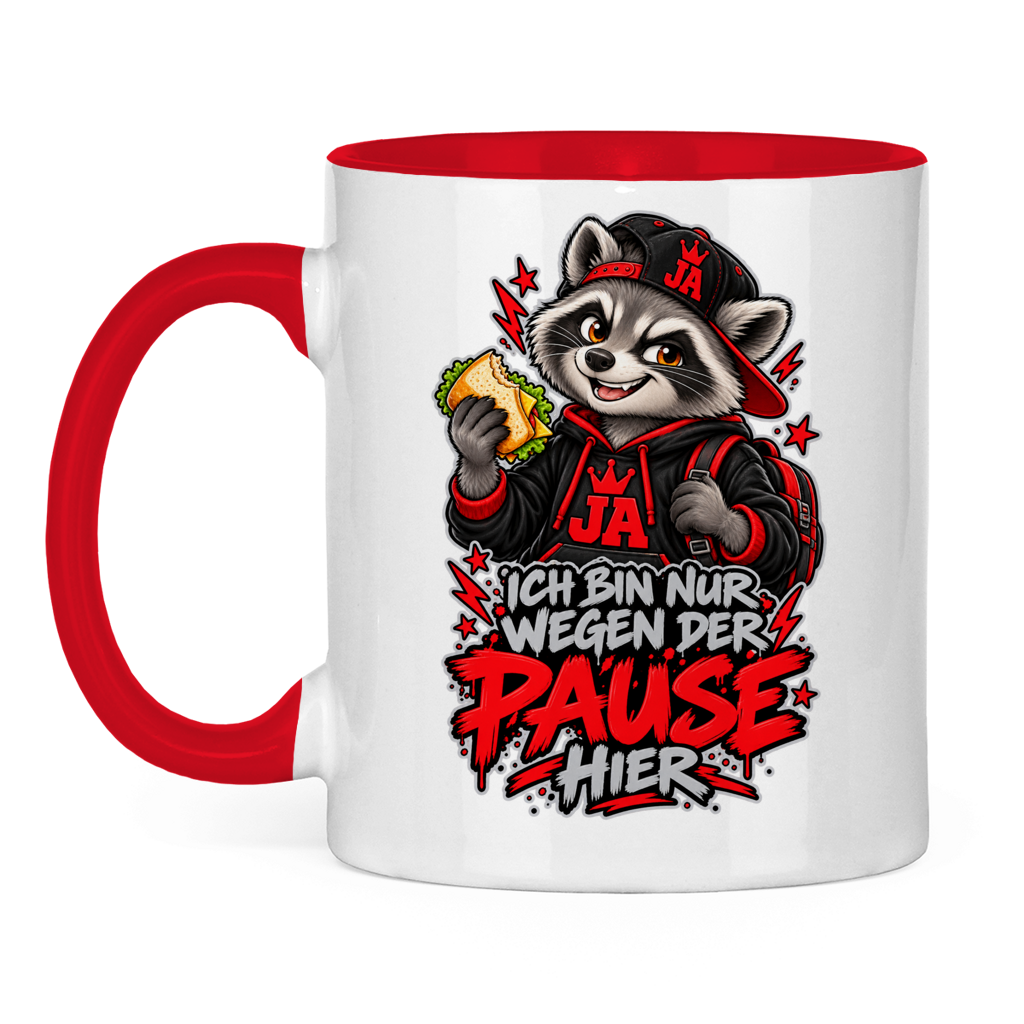 JA Pausen-Waschbär Rot – Tasse in Rot, Vorderansicht, Aufdruck: Waschbär mit Pausenbrot in Rot: „Ich bin nur wegen der Pause hier“