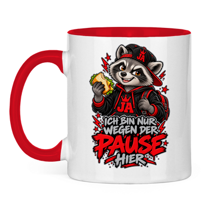 JA Pausen-Waschbär Rot – Tasse in Rot, Vorderansicht, Aufdruck: Waschbär mit Pausenbrot in Rot: „Ich bin nur wegen der Pause hier“