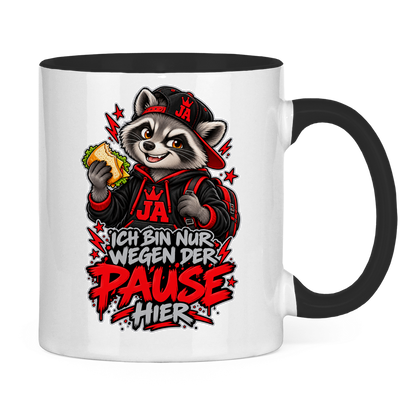JA Pausen-Waschbär Rot – Tasse in Schwarz, Rückansicht, ebenfalls bedruckt