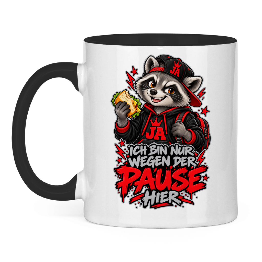 JA Pausen-Waschbär Rot – Tasse in Schwarz, Vorderansicht, Aufdruck: Waschbär mit Pausenbrot in Rot: „Ich bin nur wegen der Pause hier“