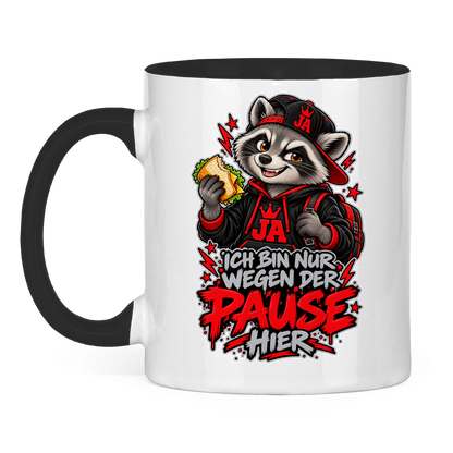 JA Pausen-Waschbär Rot – Tasse in Schwarz, Vorderansicht, Aufdruck: Waschbär mit Pausenbrot in Rot: „Ich bin nur wegen der Pause hier“